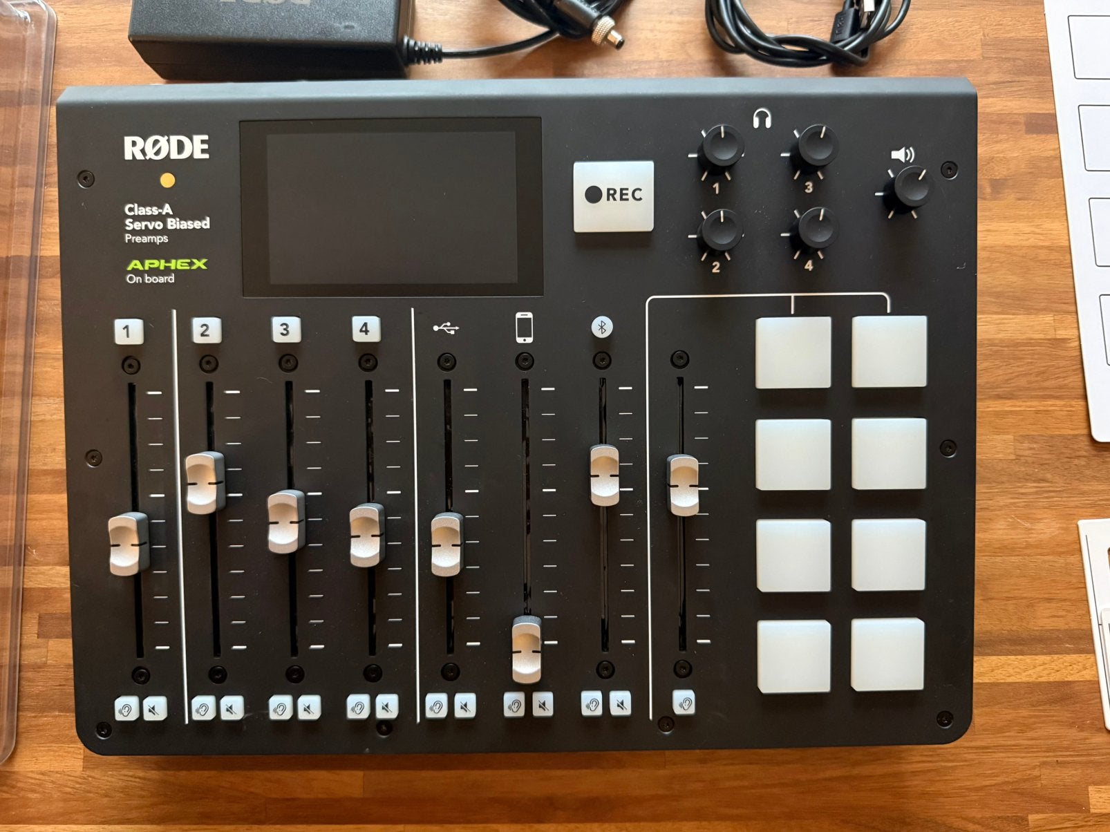 RØDECaster Pro Podcast Mixer / Audio Interface – Nieuwstaat, Verzenden, Zo goed als nieuw, Minder dan 5 kanalen