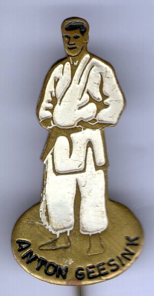 Anton Geesink wit op koper judoka speldjes ( R_019), Verzenden, Zo goed als nieuw, Sport, Speldje of Pin
