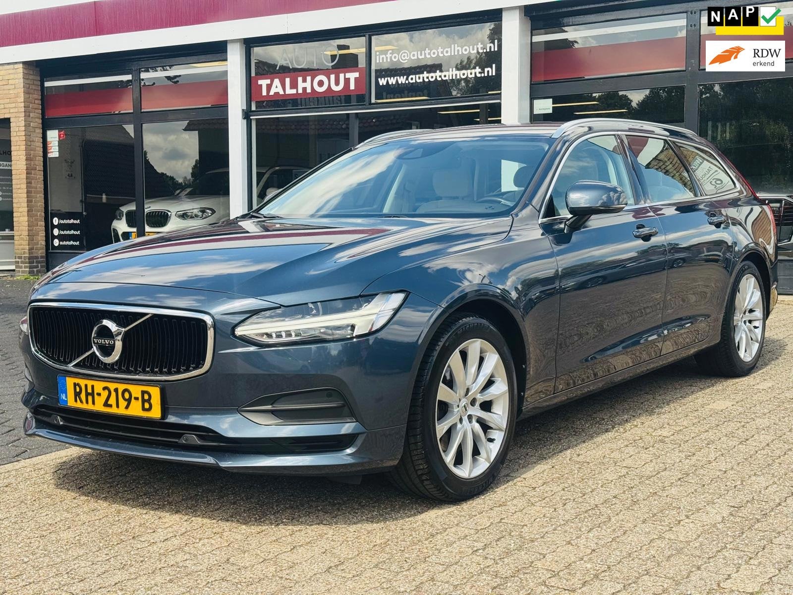 Volvo V90 2.0 T5 90th Anniversary Edition - AUTOMAAT, TREKHA, Auto's, Volvo, 15 km/l, 1969 cc, Blauw, 93 €/maand