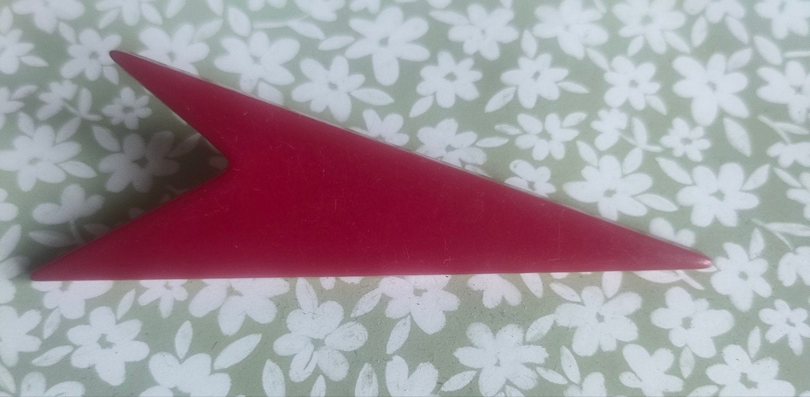 Vintage jaren '60 kunststof bordeaux rode geometrisch broche, Ophalen of Verzenden, Gebruikt, Rood