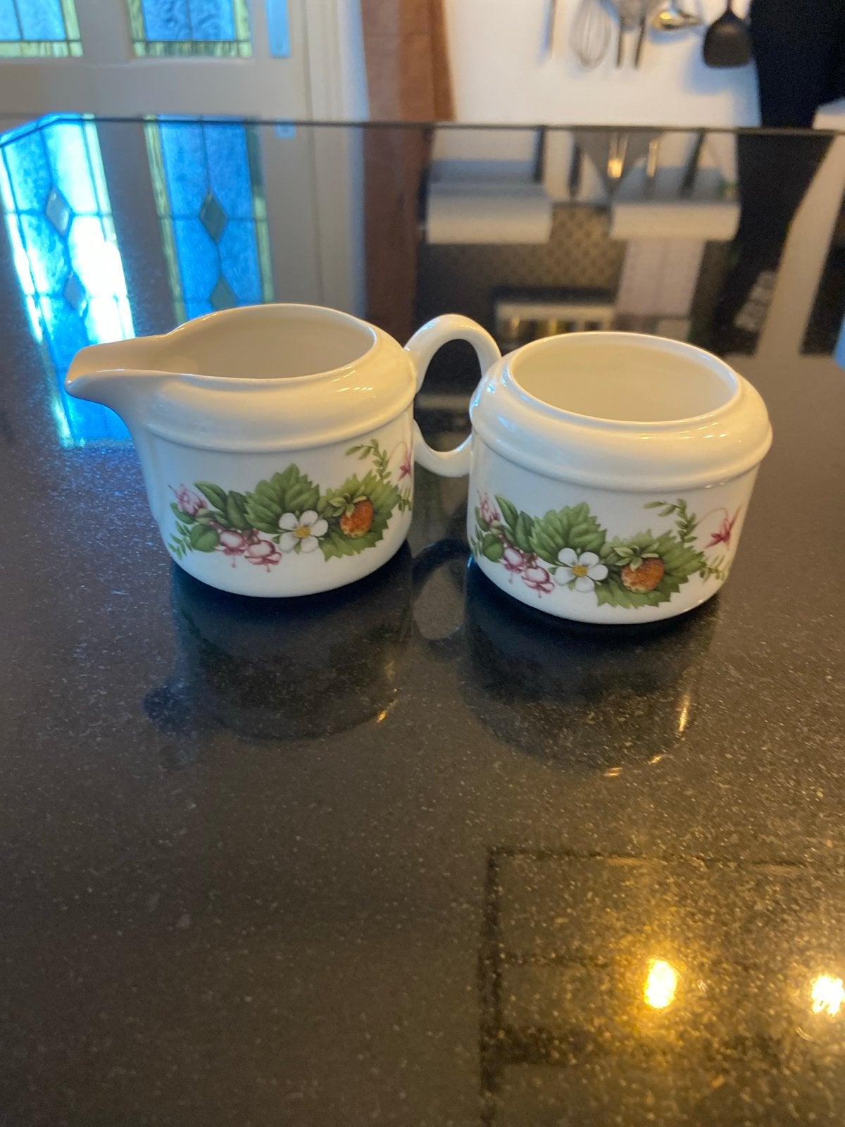 Melk en suiker set Marjolein Bastin - Aardbeien design, Ophalen, Overige merken, Keramiek, Zo goed als nieuw