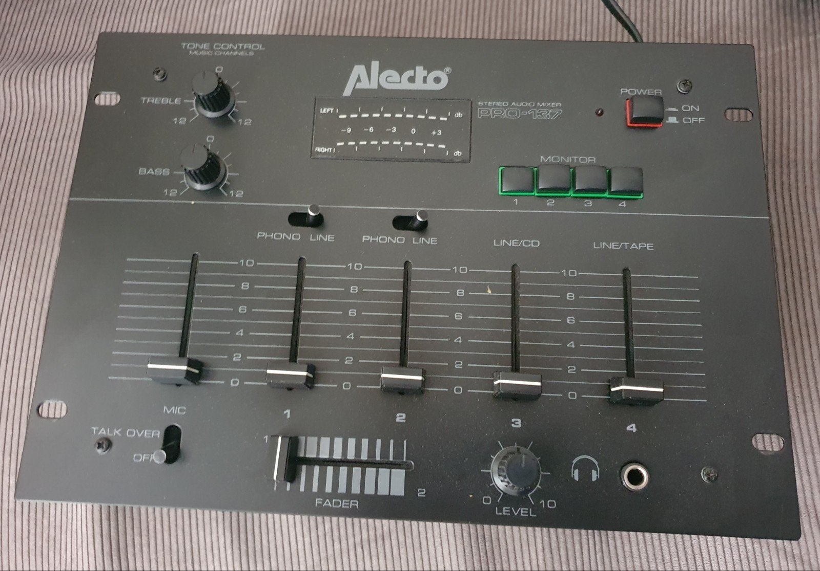 Alecto PRO-137 vierkanaals stereo audio mixer, 4 kanalen, Ophalen of Verzenden, Zo goed als nieuw, Minder dan 5 kanalen, Microfooningang