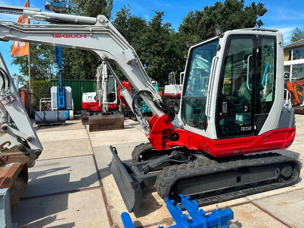 Takeuchi TB 250 (bj 2020), Graafmachine
