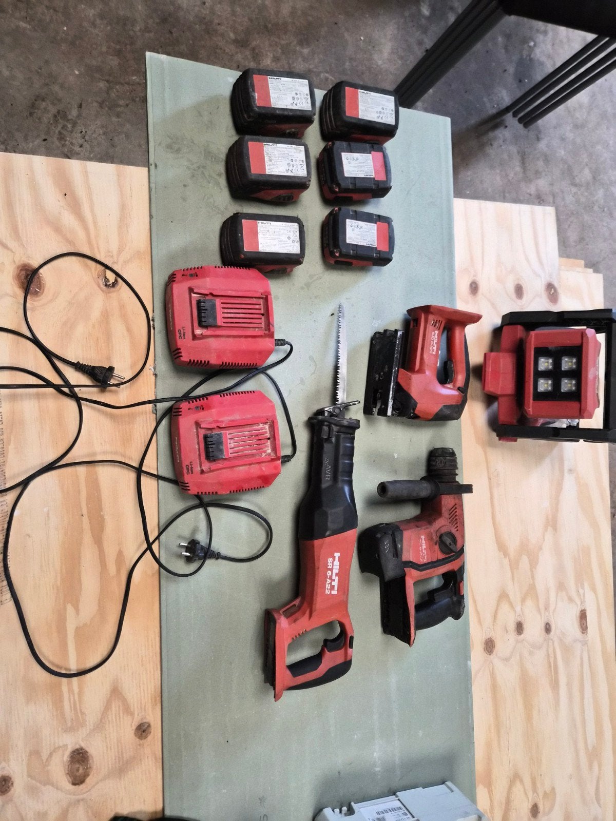 Hilti gereedschap set met accu's en laders, Doe-het-zelf en Verbouw, Gereedschap | Handgereedschap, Ophalen, Gebruikt