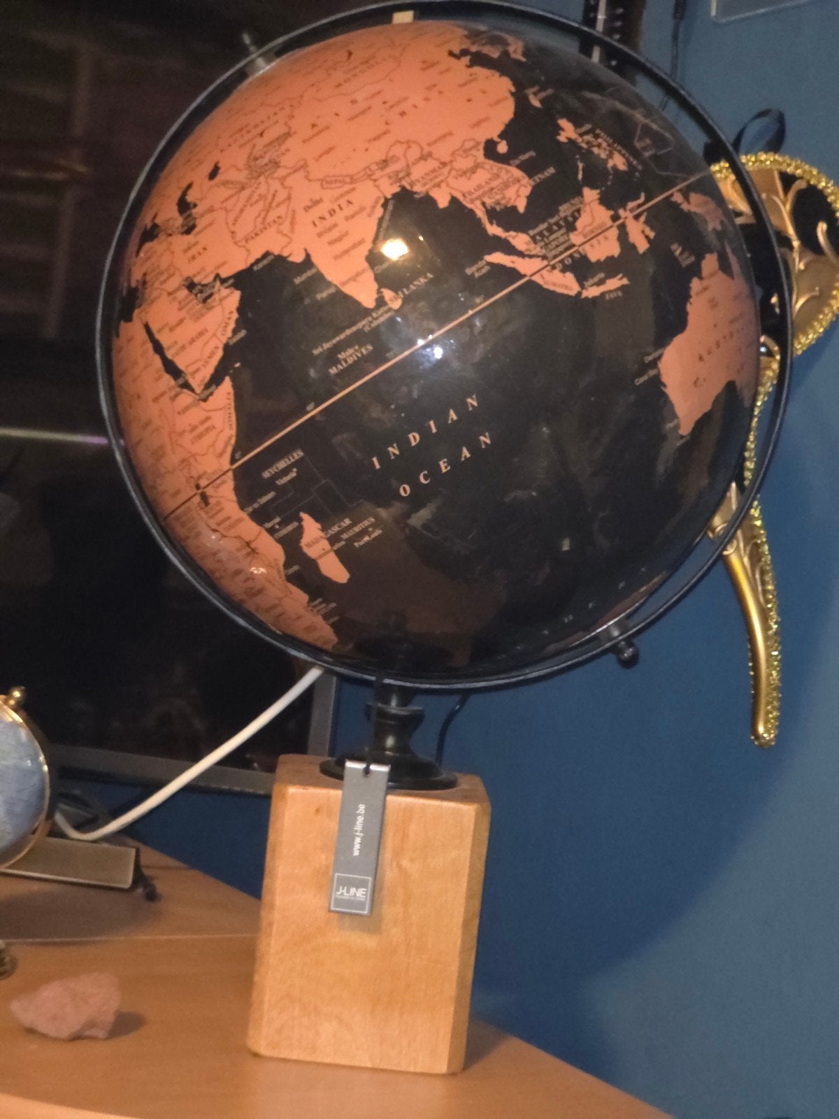 Moderne Wereldbol met Houten Voet - Zwart/Koper, Draaibaar, Ophalen of Verzenden, Zo goed als nieuw, Staatkundige wereldbol