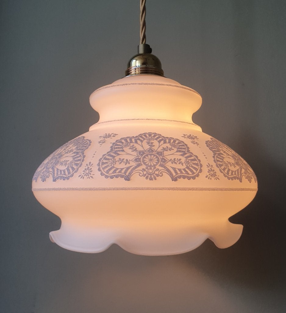 Italiaanse / Franse matte opaalkleurige glazen hanglamp, Vintage, murano, mid century, Zo goed als nieuw, Glas, E27 (groot)