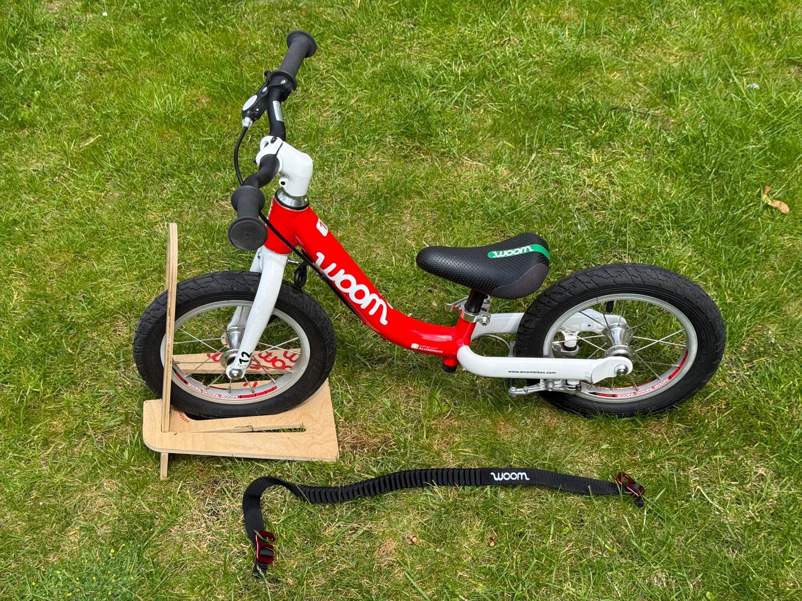 Woom 1 loopfiets,, rood met Houtenstandaard en draagband, Ophalen, Gebruikt, Minder dan 16 inch