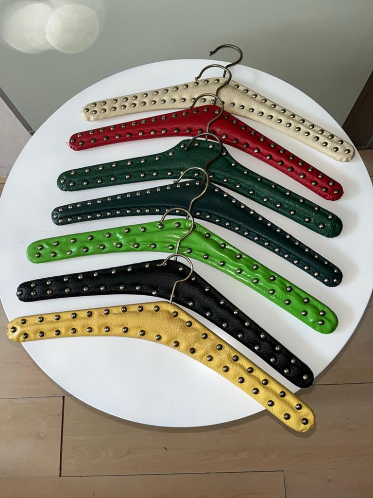 Set van 7 gekleurde kledinghangers met studs, Ophalen of Verzenden, Gebruikt, Overige materialen, Volwassenen