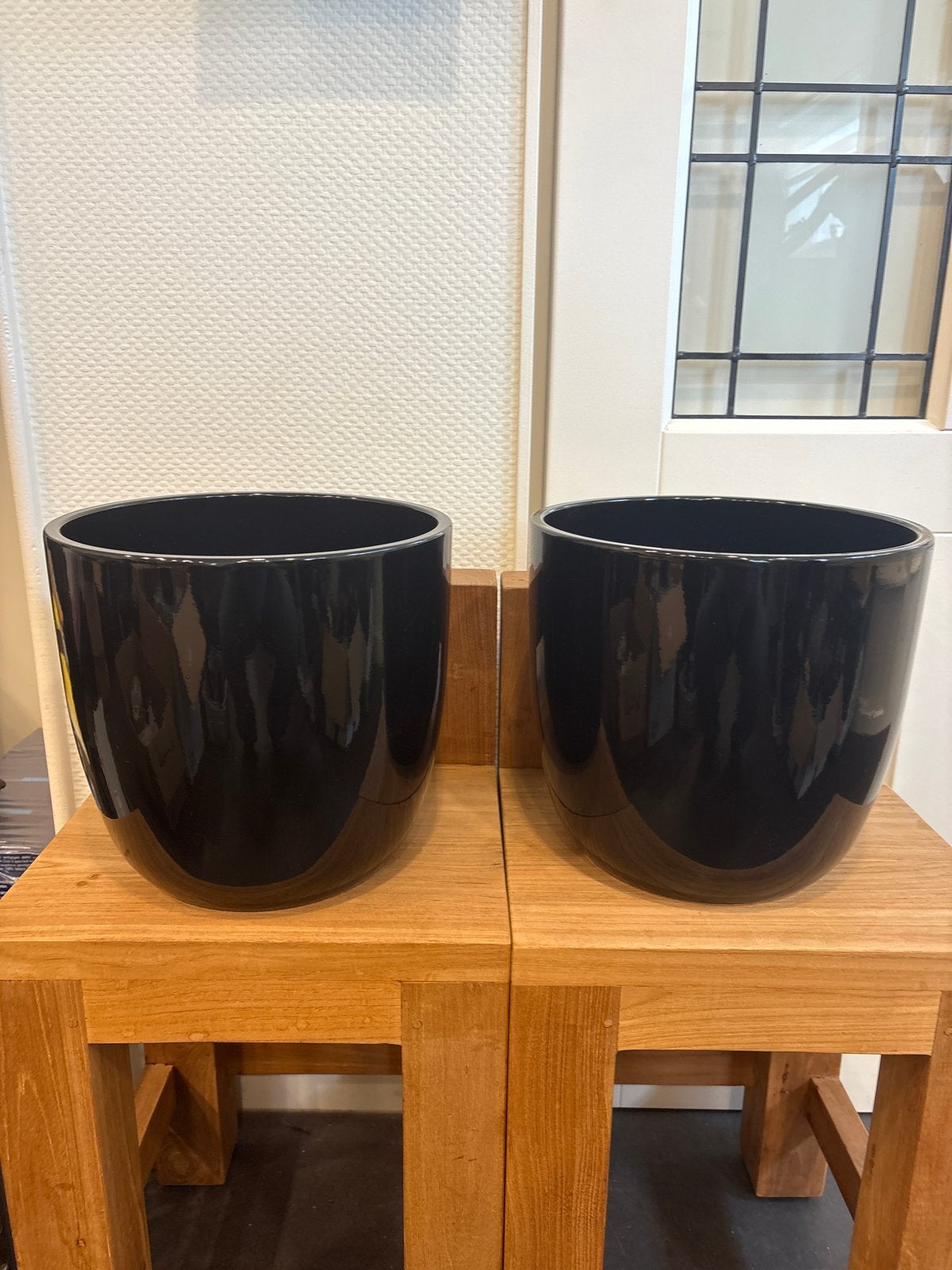 Set van 2 glanzend zwarte bloempotten, Steen, Rond, Binnen, Zo goed als nieuw