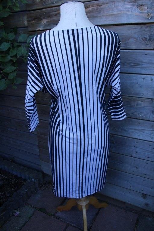 Jurk zwart/ creme La Dress by Simone mt M travel vaste prijs, Maat 38/40 (M), Zwart, Ophalen of Verzenden, Zo goed als nieuw