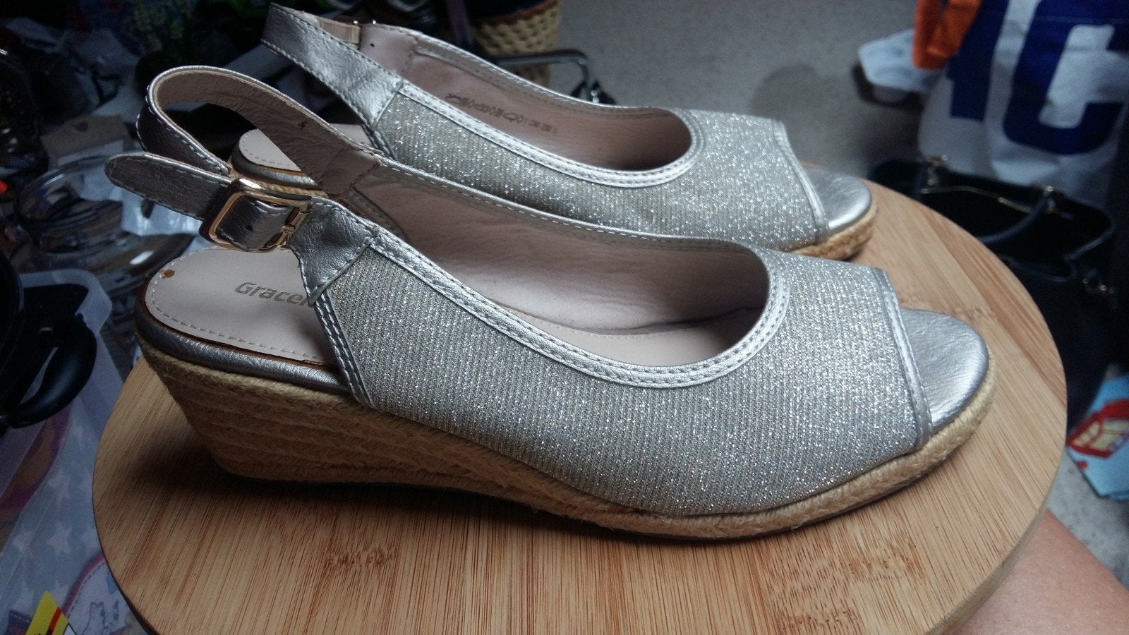 Mooie creme metallic schoenen 40, Beige, Zo goed als nieuw, Sandalen of Muiltjes, Ophalen of Verzenden