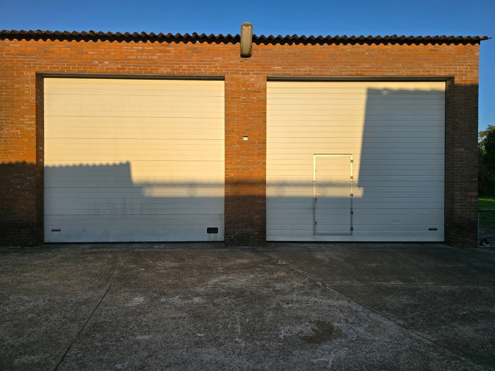 2 Elektrische Garagedeuren - 4m breed, 3.85m hoog, Doe-het-zelf en Verbouw, Gebruikt, Garagedeur, Ophalen of Verzenden, 120 cm of meer