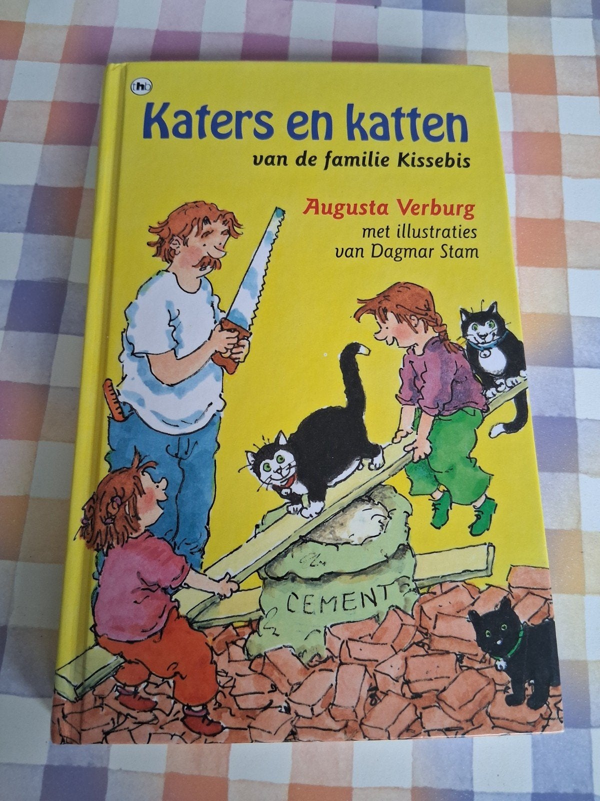 boek augusta verburg - katers en katten - familie kissebis, Boeken, Ophalen of Verzenden, Gelezen, Fictie algemeen