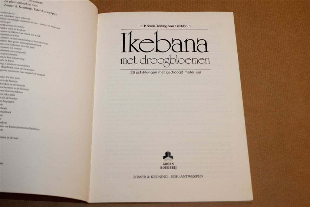 Ikebana met droogbloemen — 36 Schikkingen, Ophalen of Verzenden, Gelezen