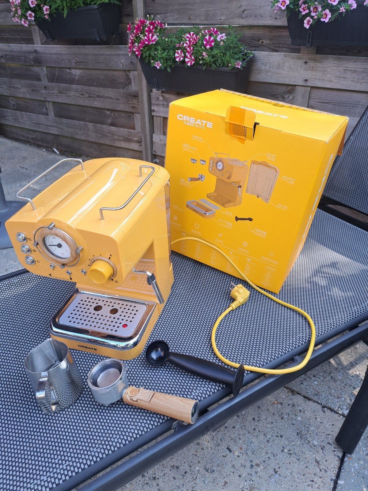 CREATE THERA RETRO Espressomachine Geel - Zo goed als nieuw, Witgoed en Apparatuur, Koffiezetapparaten, Stoompijpje, Espresso apparaat