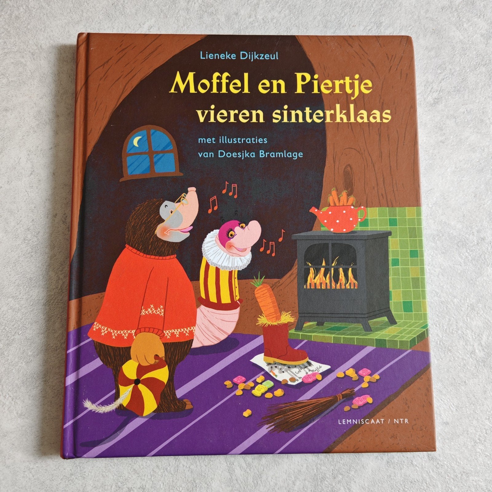 Moffel en Piertje vieren Sinterklaas, Fictie algemeen, Lieneke Dijkzeul, Ophalen of Verzenden, Zo goed als nieuw