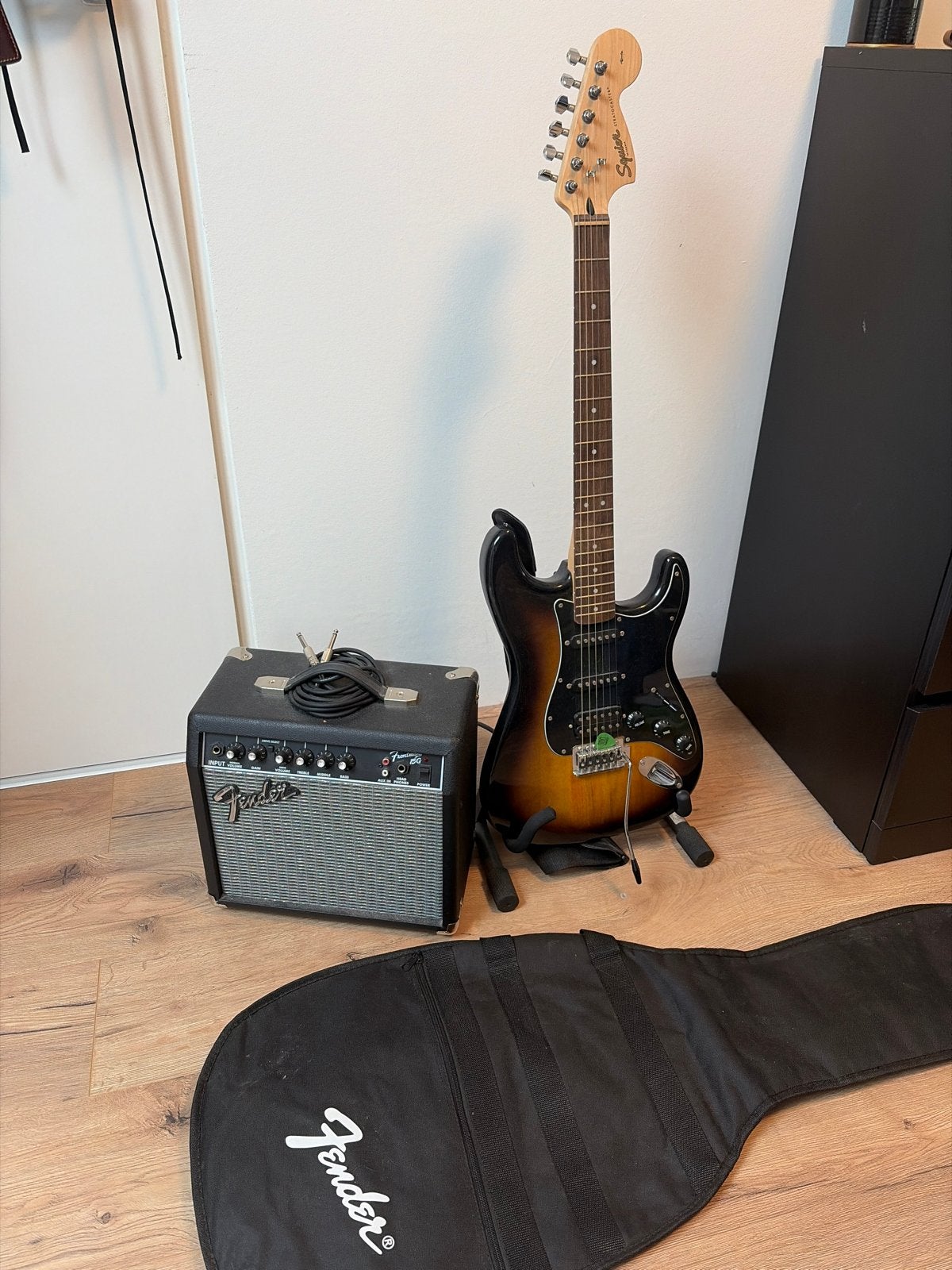 Complete Squier Stratocaster set met Fender Mustang Micro, Muziek en Instrumenten, Snaarinstrumenten | Gitaren | Elektrisch, Ophalen