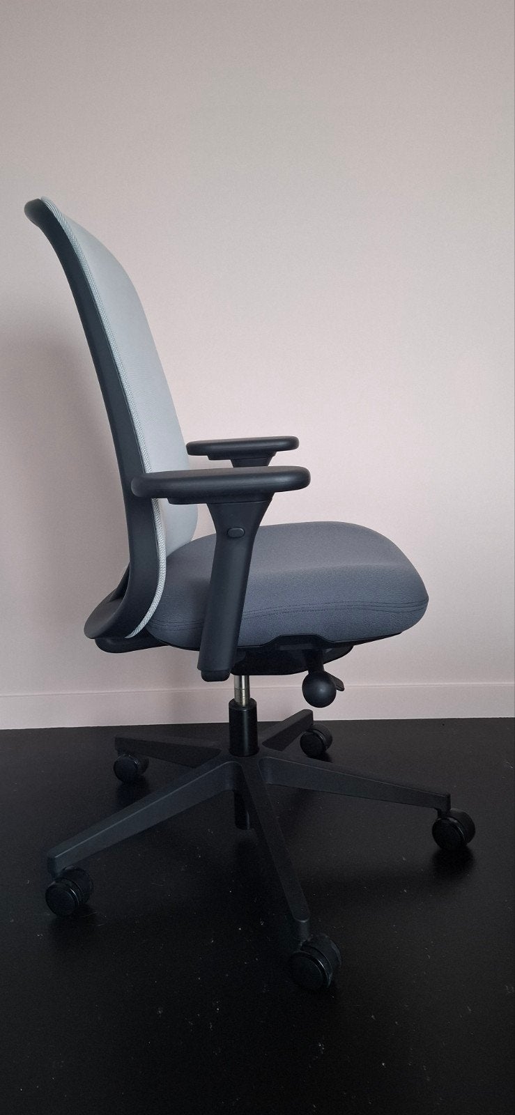 Herman Miller Lino, nooit gebruikt, Huis en Inrichting, Bureaustoelen, Ophalen, Zo goed als nieuw, Grijs, Bureaustoel