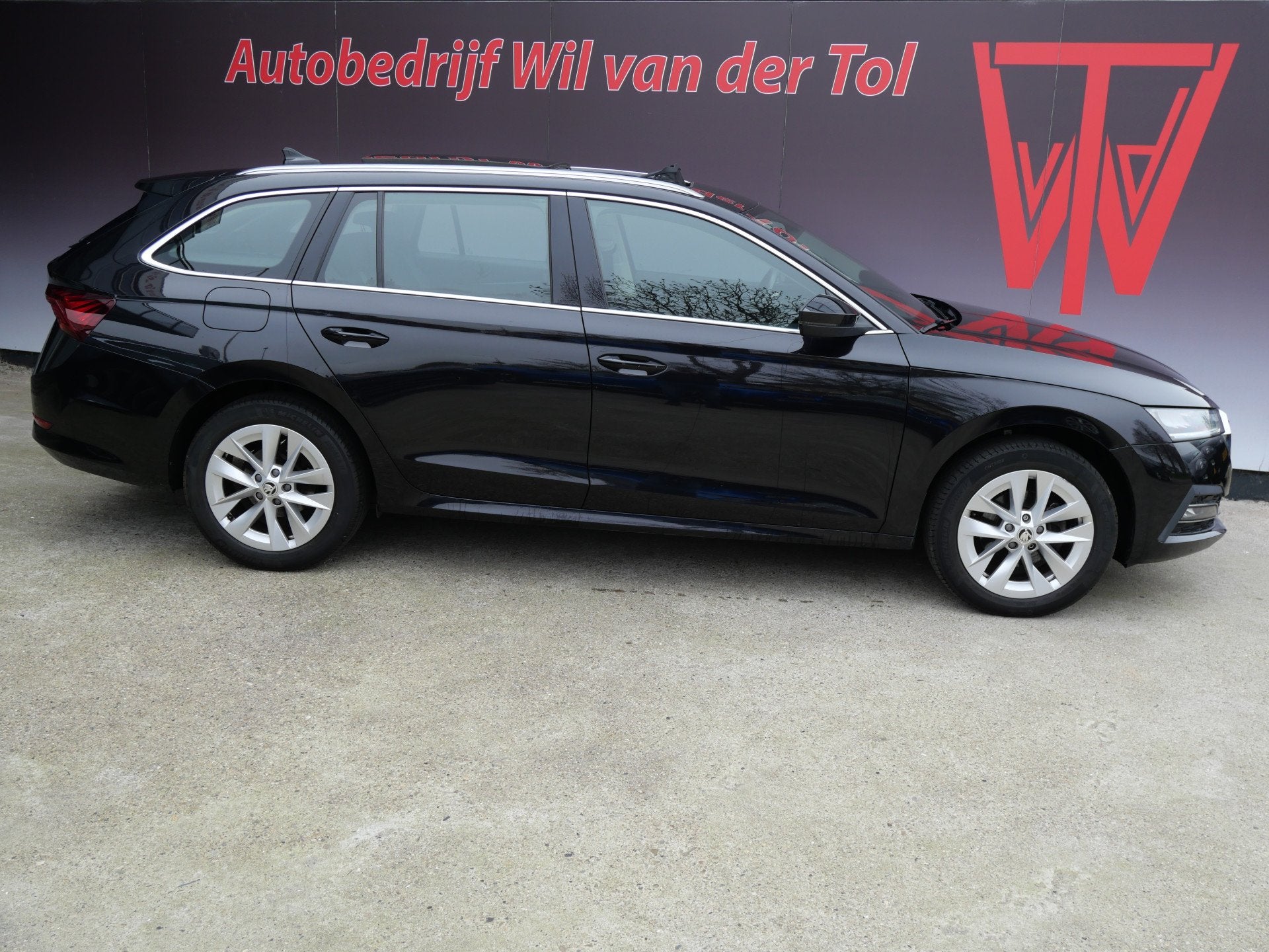 Skoda Octavia Combi 1.0 TSI BUSINESS | PANORAMA | DIGI DASH, Dealer onderhouden, Stof, Gebruikt, Zwart