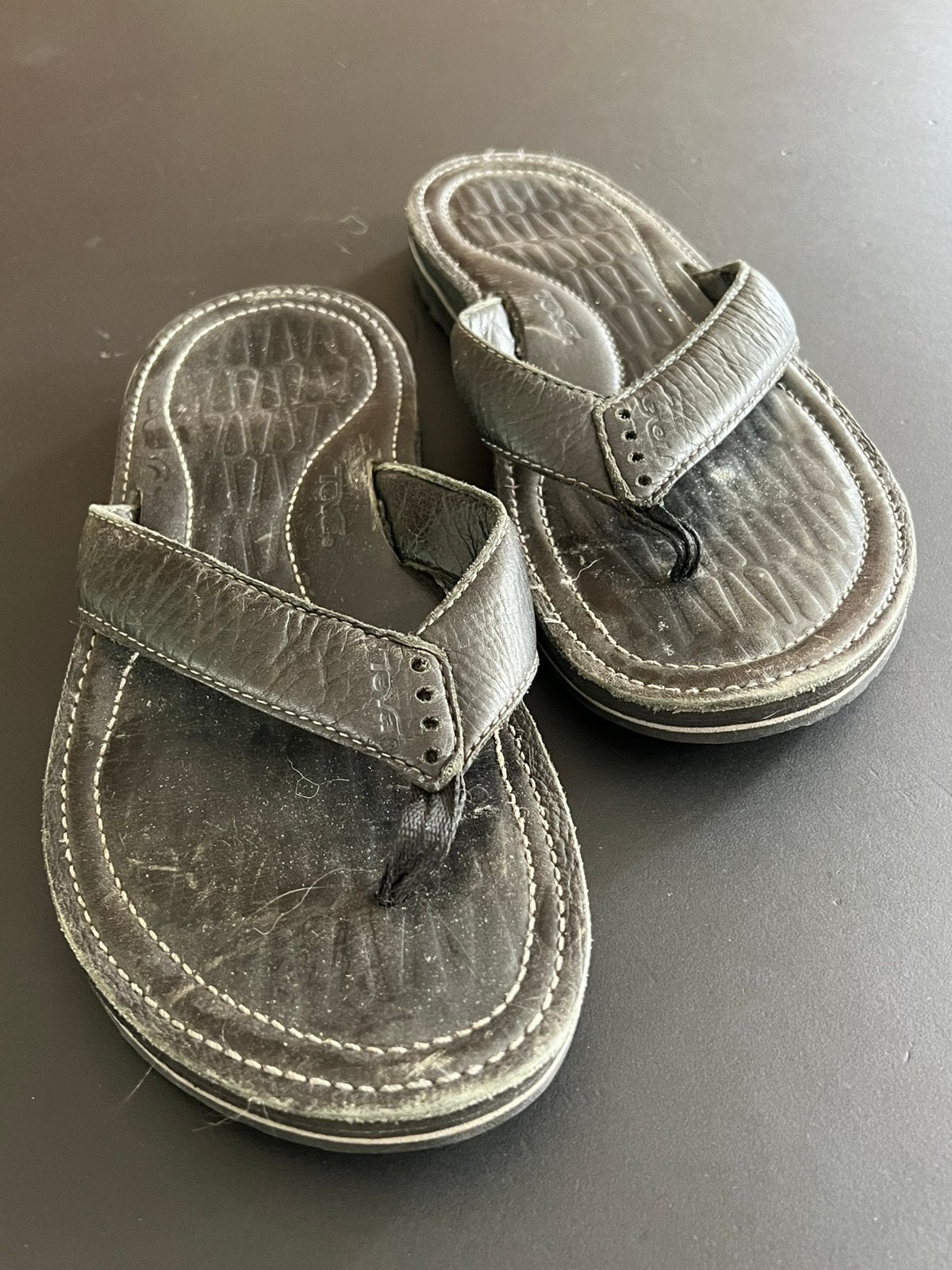 Leren Teva slippers te koop, maat 11, Ophalen of Verzenden, Zo goed als nieuw, Zwart