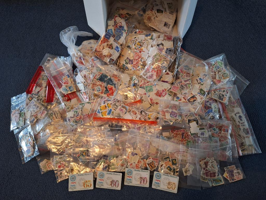 Doos postzegels 3kg 100% op land gesorteerd, Postzegels en Munten, Postzegels | Volle albums en Verzamelingen, Ophalen of Verzenden