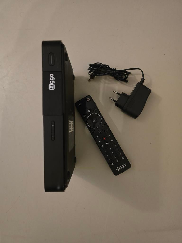 Ziggo tv box  met afstandsbediening en adapter, Ophalen of Verzenden, Zo goed als nieuw, Decoder