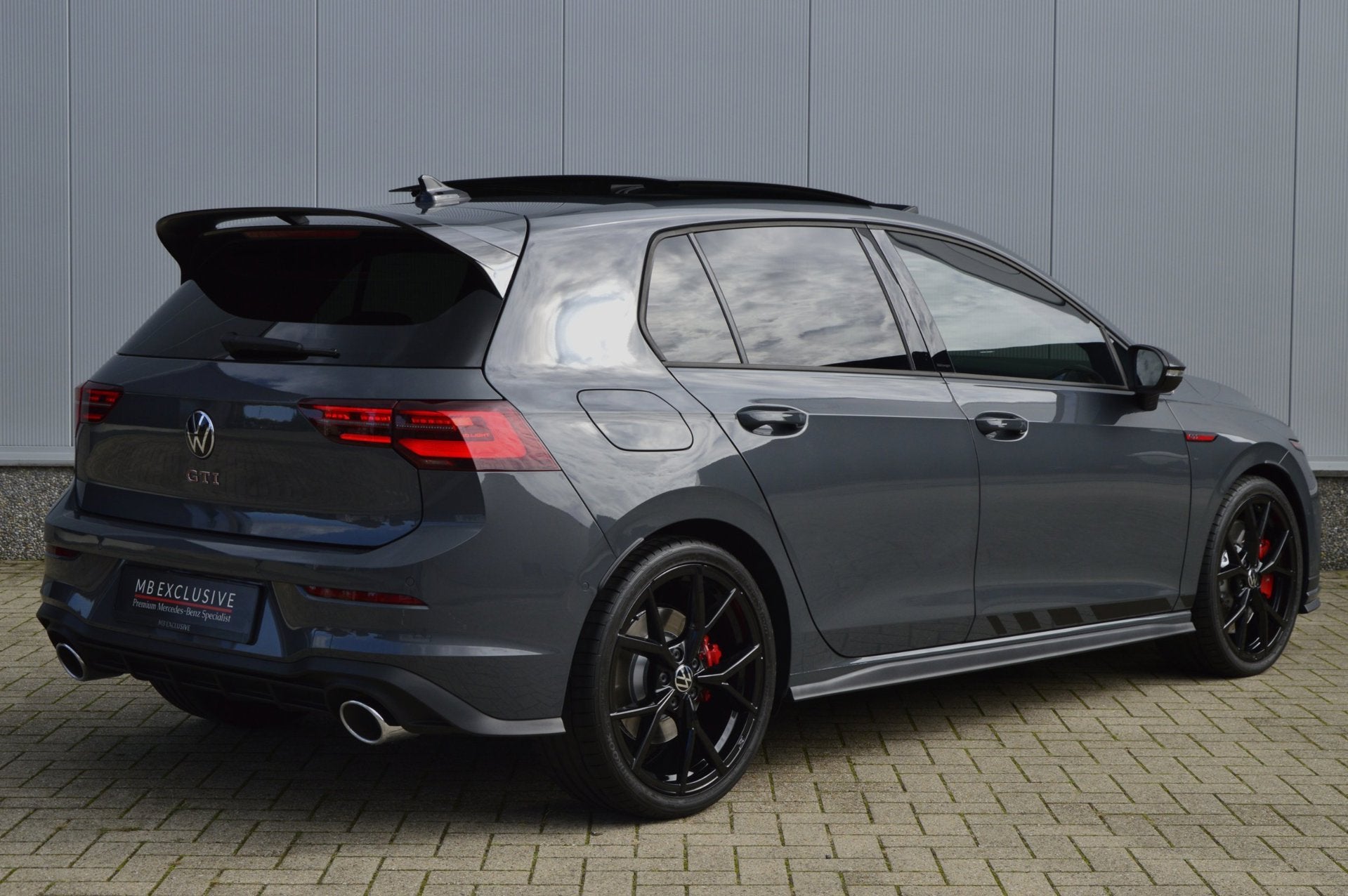 Volkswagen Golf 8 2.0 TSI GTI Clubsport 300pk DSG7 2023, Dealer onderhouden, Gebruikt, Zwart, 4 cilinders
