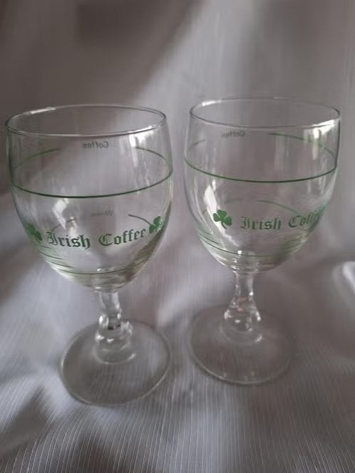 IRISH COFFEE glazen, kristallen voet, 2 stuks (#24), Verzamelen, Glas en Borrelglaasjes, Ophalen of Verzenden, Zo goed als nieuw