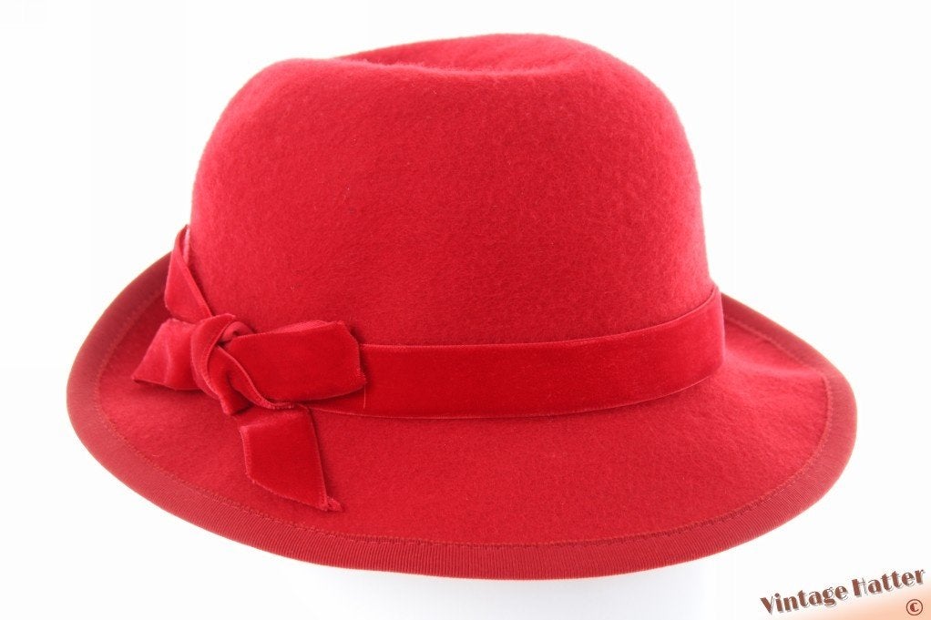 Vintage Dameshoed rood vilt 56 gratis verzenden in Nederland, 56 of 57 cm (M, 7 of 7⅛ inch), Merkloos of Onbekend, Hoed, Tweede Egelantiersdwarsstraat 7, Amsterdam (NL)
