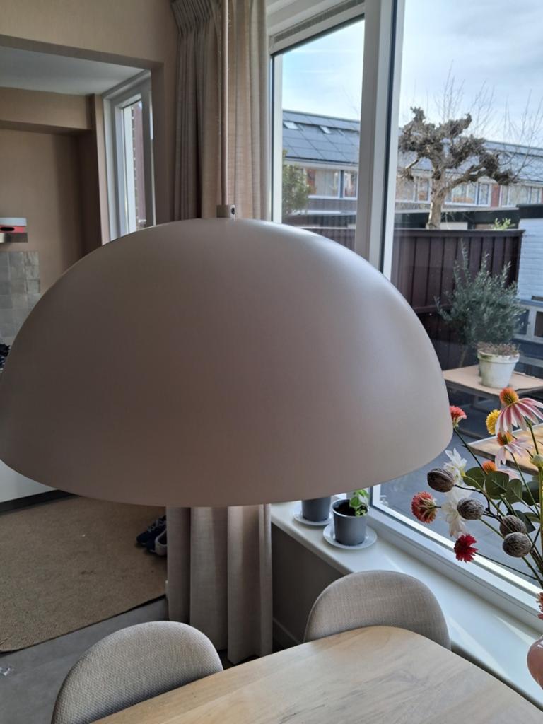 Twee moderne hanglampen - Koepel design, Huis en Inrichting, Lampen | Hanglampen, Ophalen of Verzenden, Zo goed als nieuw, Metaal