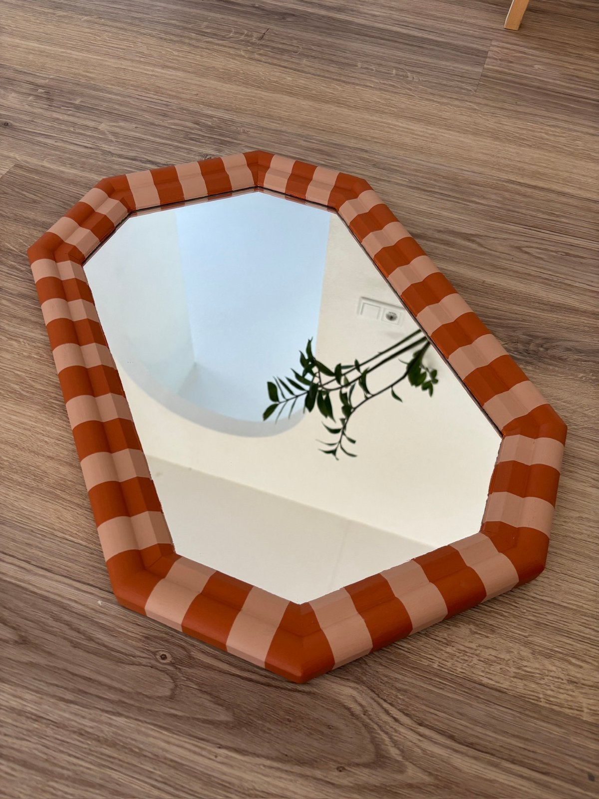 Houten spiegel (streeppatroon oudroze en terracotta), Huis en Inrichting, Ophalen, Minder dan 50 cm, Zo goed als nieuw, Minder dan 100 cm