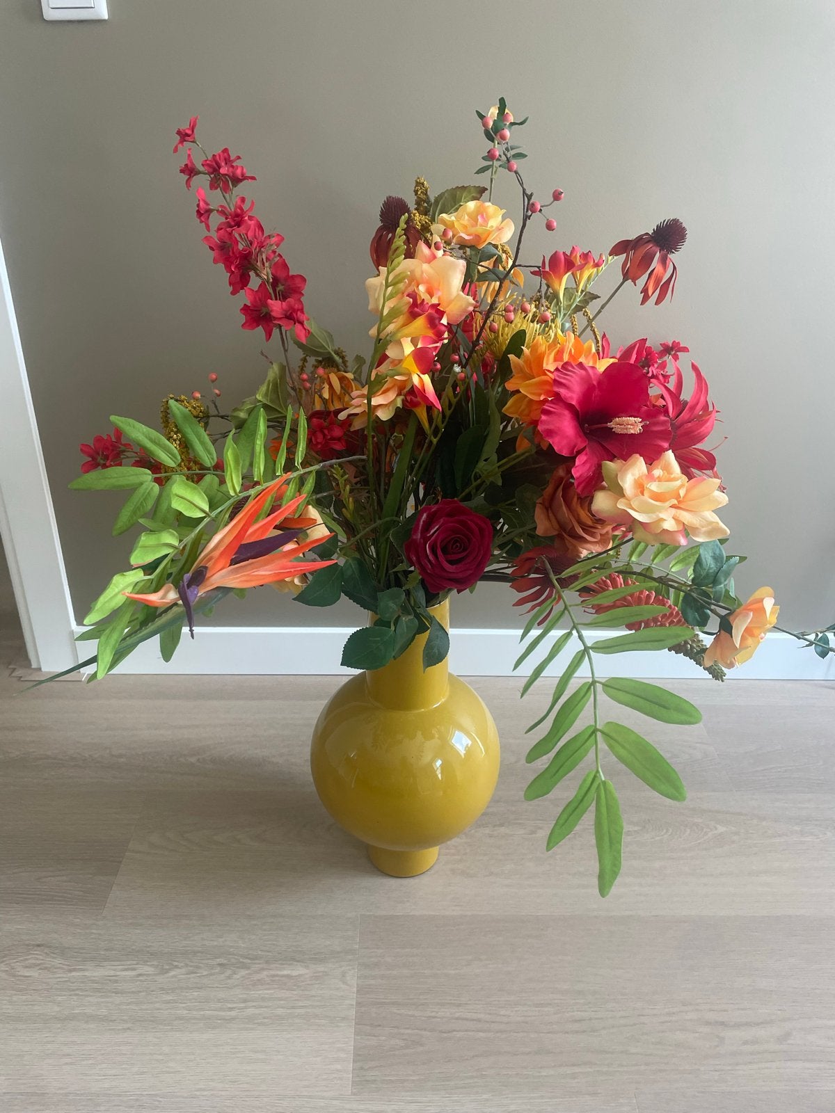 Grote gele vaas met kleurrijk kunstbloemen boeket, Huis en Inrichting, Woonaccessoires | Vazen, Ophalen, Zo goed als nieuw, Inclusief decoratie