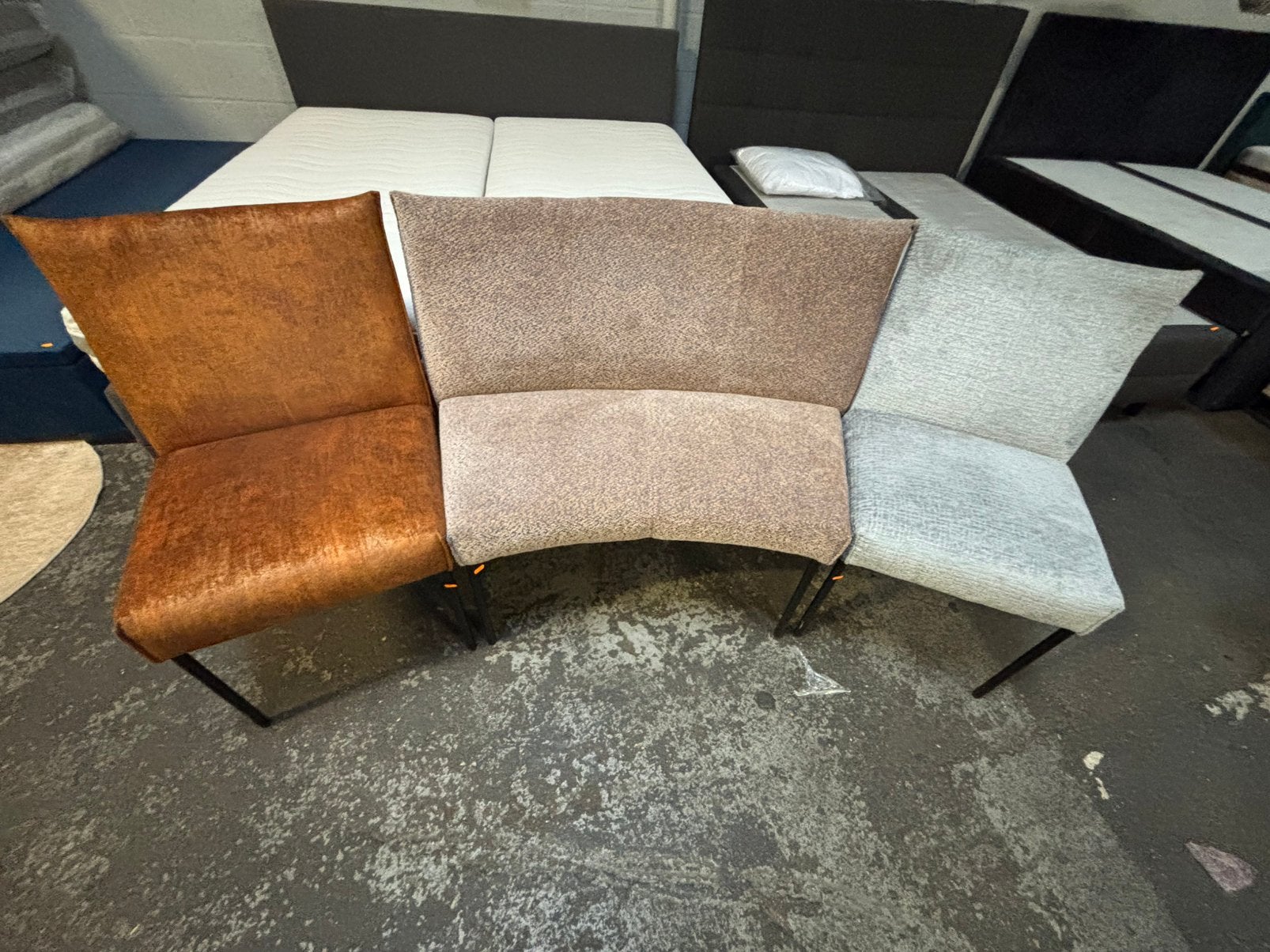 Gebogen bank + 2 stoelen, diverse stoffen, Overige materialen, Roxxz design, Ophalen of Verzenden, Zo goed als nieuw