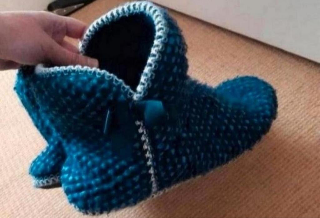 Blauwe gebreide sloffen maat 40/41, Blauw, Ophalen of Verzenden, Zo goed als nieuw, Pantoffels of Sloffen