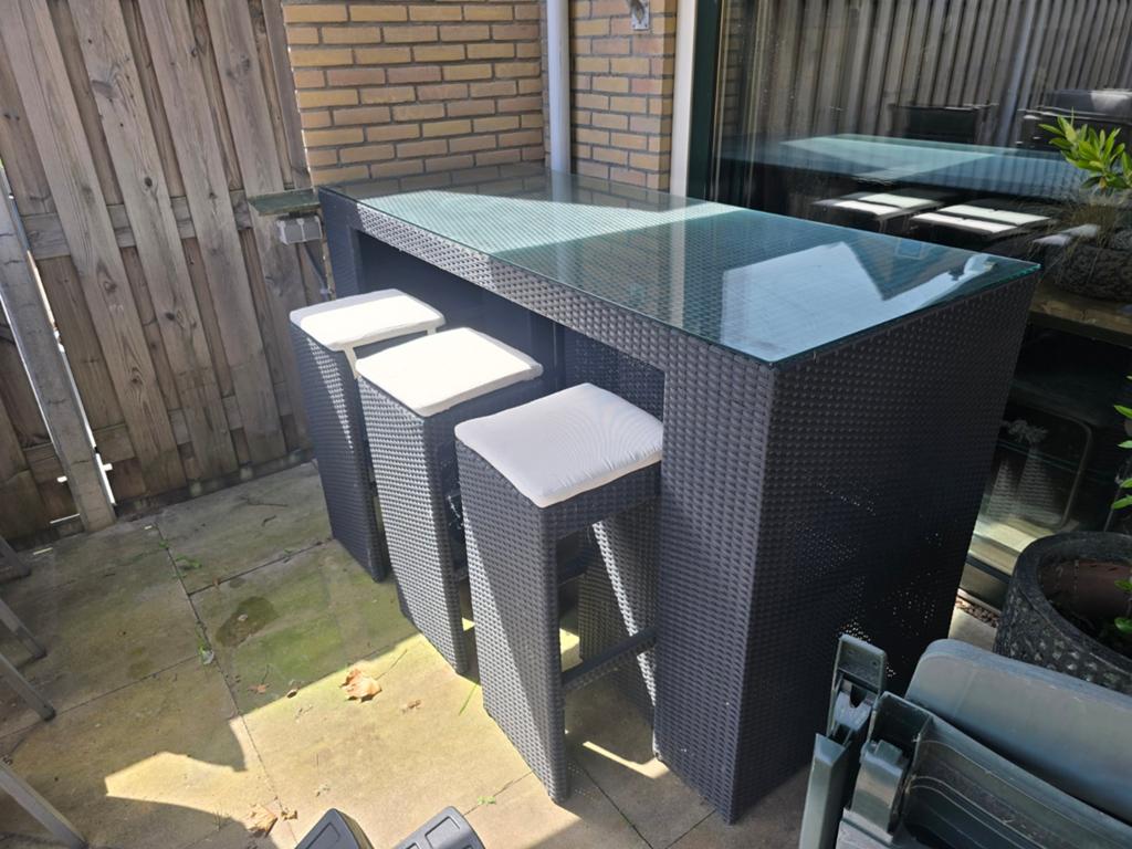 Hoge rotan buiten bartafel met glazen plaat en 6 krukken, Ophalen