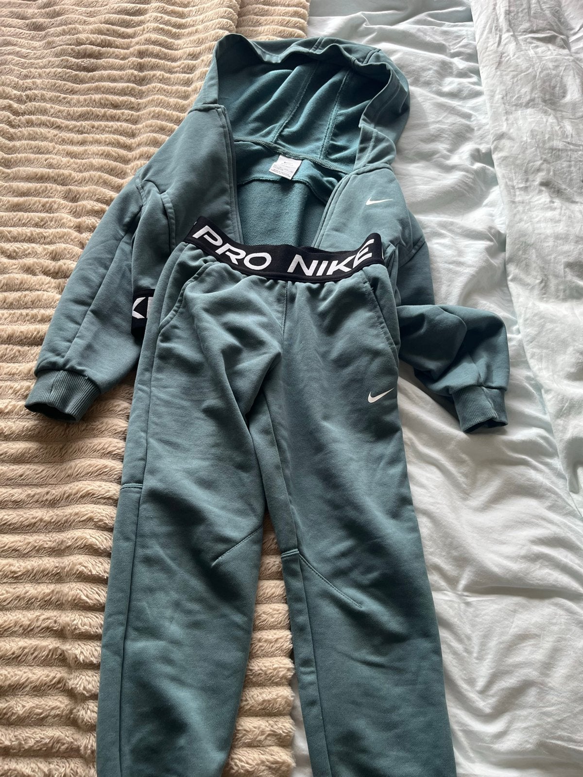 Nike pro - dri fit - fleece vest en broek, Ophalen of Verzenden, Zo goed als nieuw, Meisje, Sport- of Zwemkleding