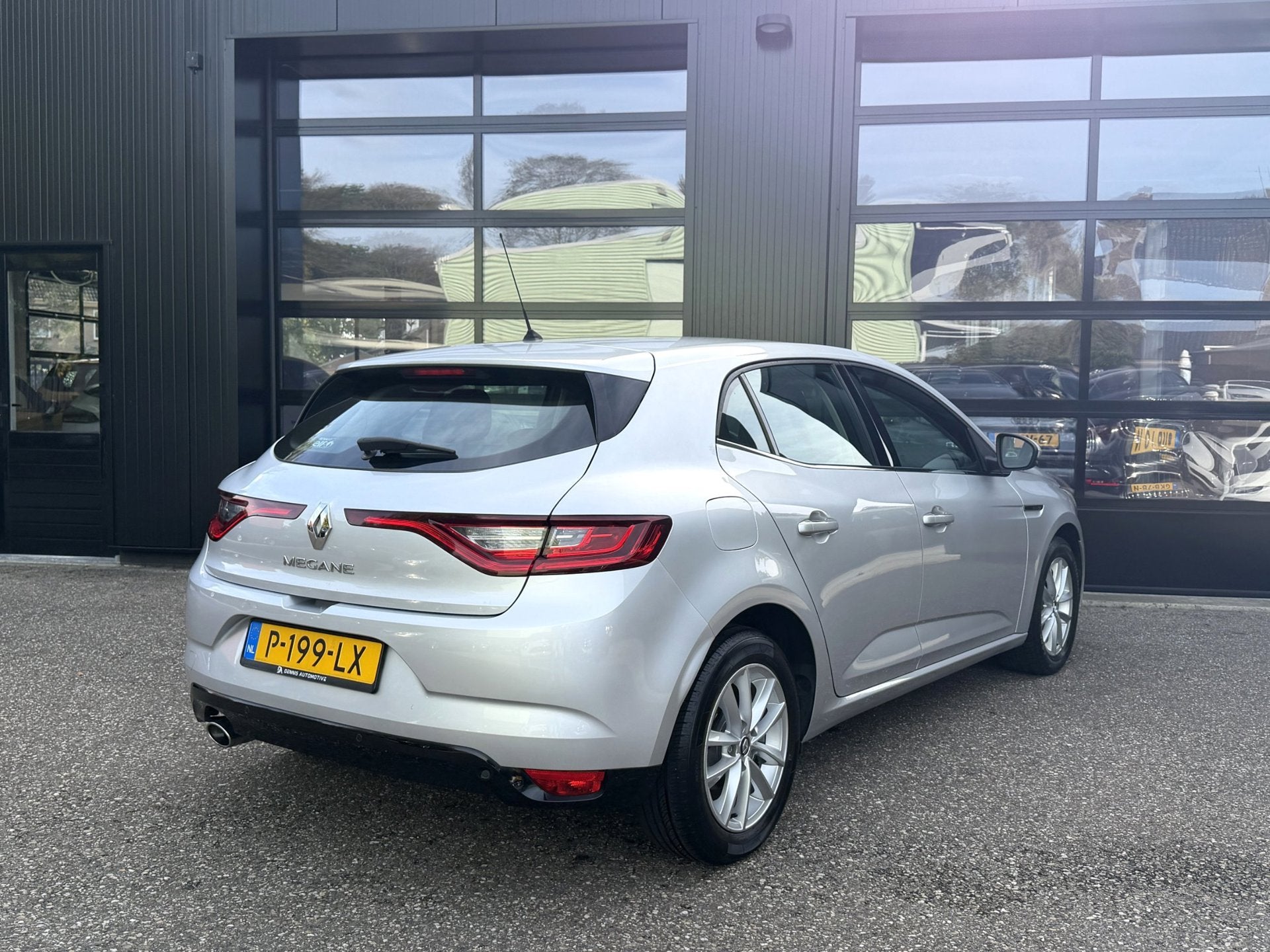Renault Mégane 1.2 TCe Zen LED Keyless Groot Navi Leer, Auto's, Voorwielaandrijving, Gebruikt, Euro 6, 4 cilinders