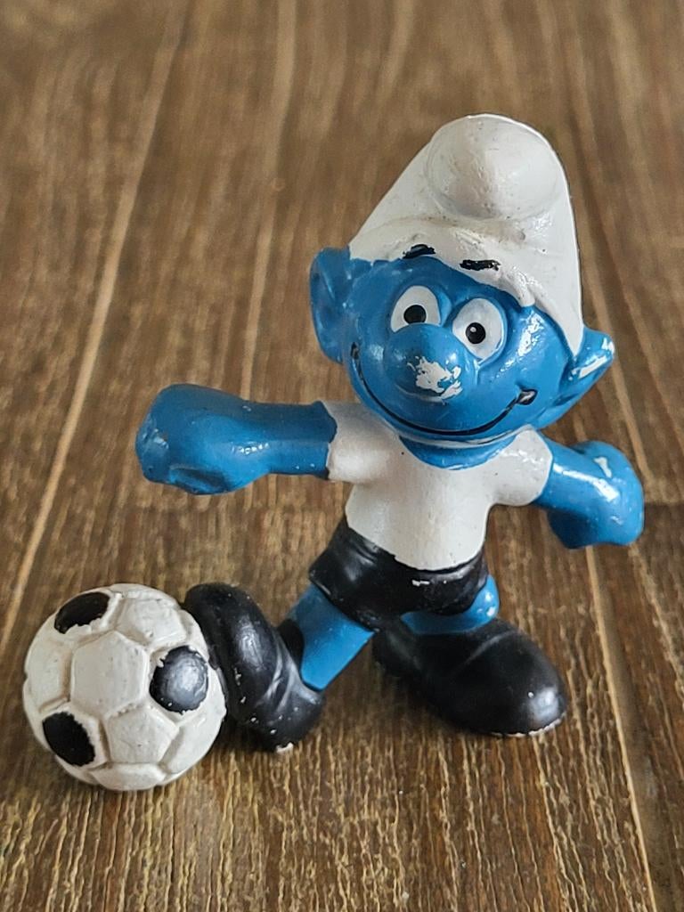 Voetbal smurf in zwart wit tenue, Verzamelen, Ophalen of Verzenden, Zo goed als nieuw, Overige Smurfen, Poppetje, Figuurtje of Knuffel