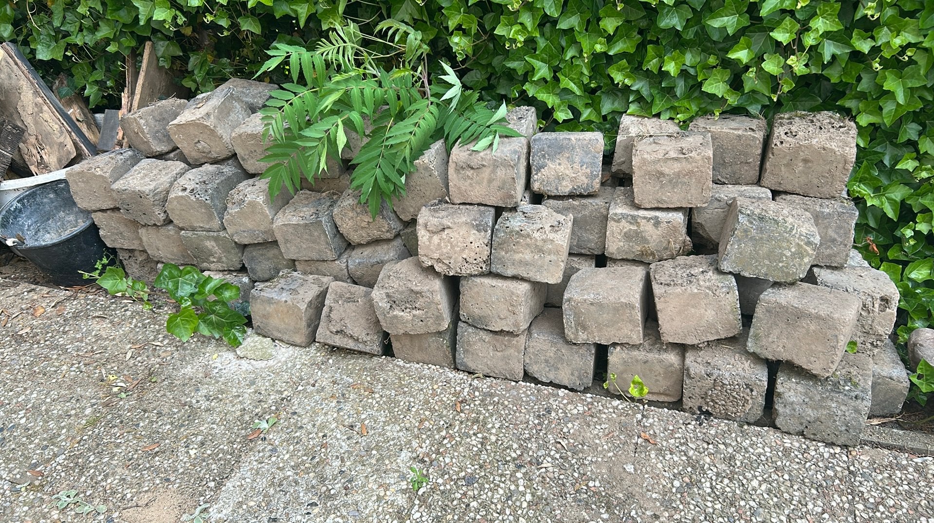 +/- 100 basaltblokken 16x16x13cm, Tuin en Terras, Grind, Keien en Split, Ophalen, Gebruikt