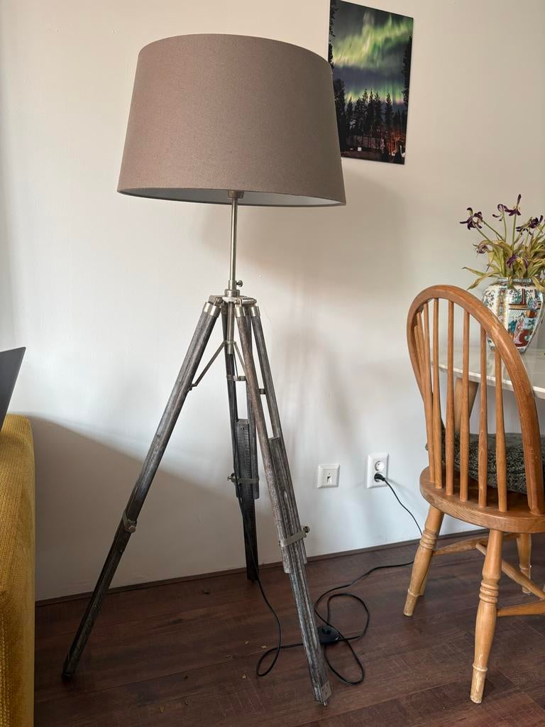 Industriële vloerlamp met driepoot en stoffen kap, Ophalen, Gebruikt, 100 tot 150 cm, Industrieel