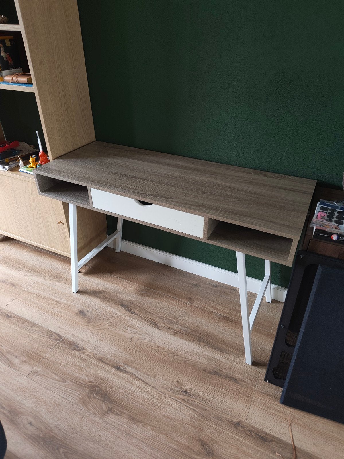 JYSK Abbetved bureau 120cm, Huis en Inrichting, Bureaus, Ophalen, Met lades, Gebruikt, Spaanplaat of MDF