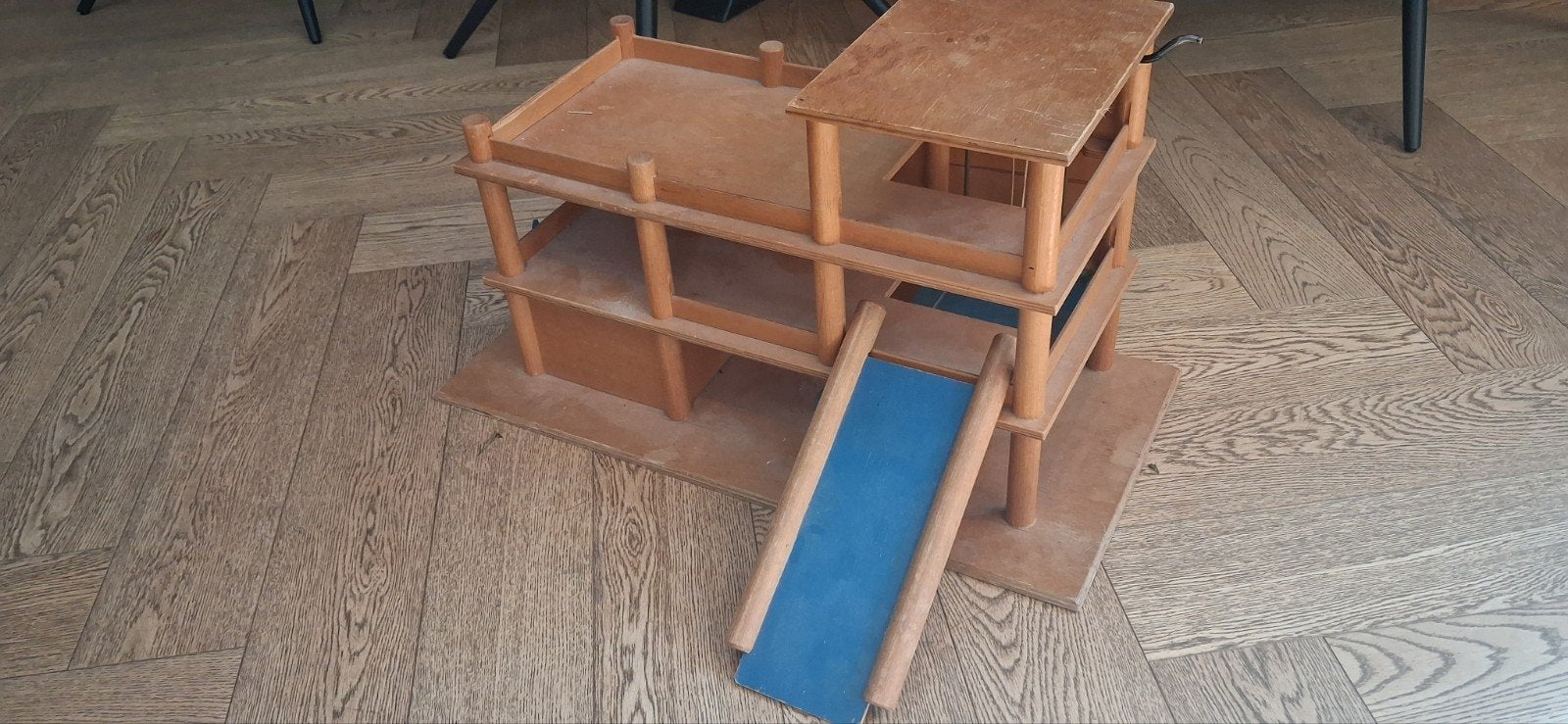 Houten speelgoed garage met meerdere verdiepingen, Ophalen, Gebruikt