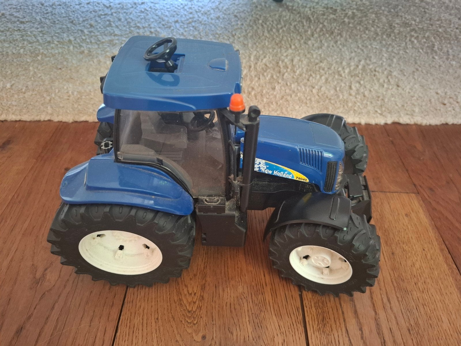 New Holland T8040 speelgoedtractor - motorkap defect, Ophalen of Verzenden, Gebruikt