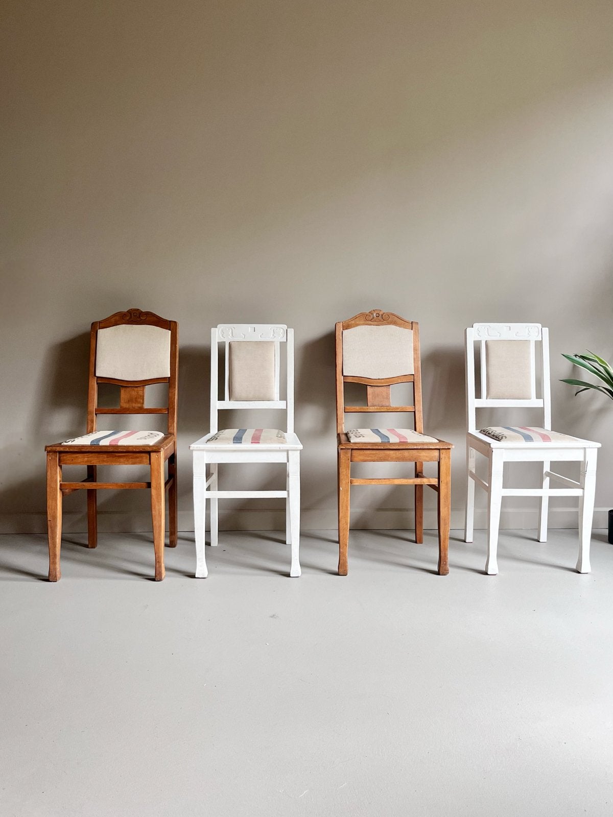 4 Unieke Antieke Eetkamerstoelen - PTT Postzak Bekleding, Antiek en Kunst, Ophalen