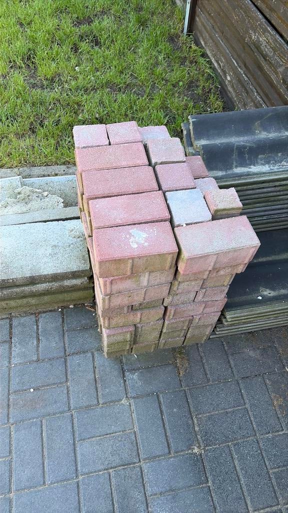 Gratis klinkers en bandjes, Tuin en Terras, Ophalen, Zo goed als nieuw, Beton, Klinkers