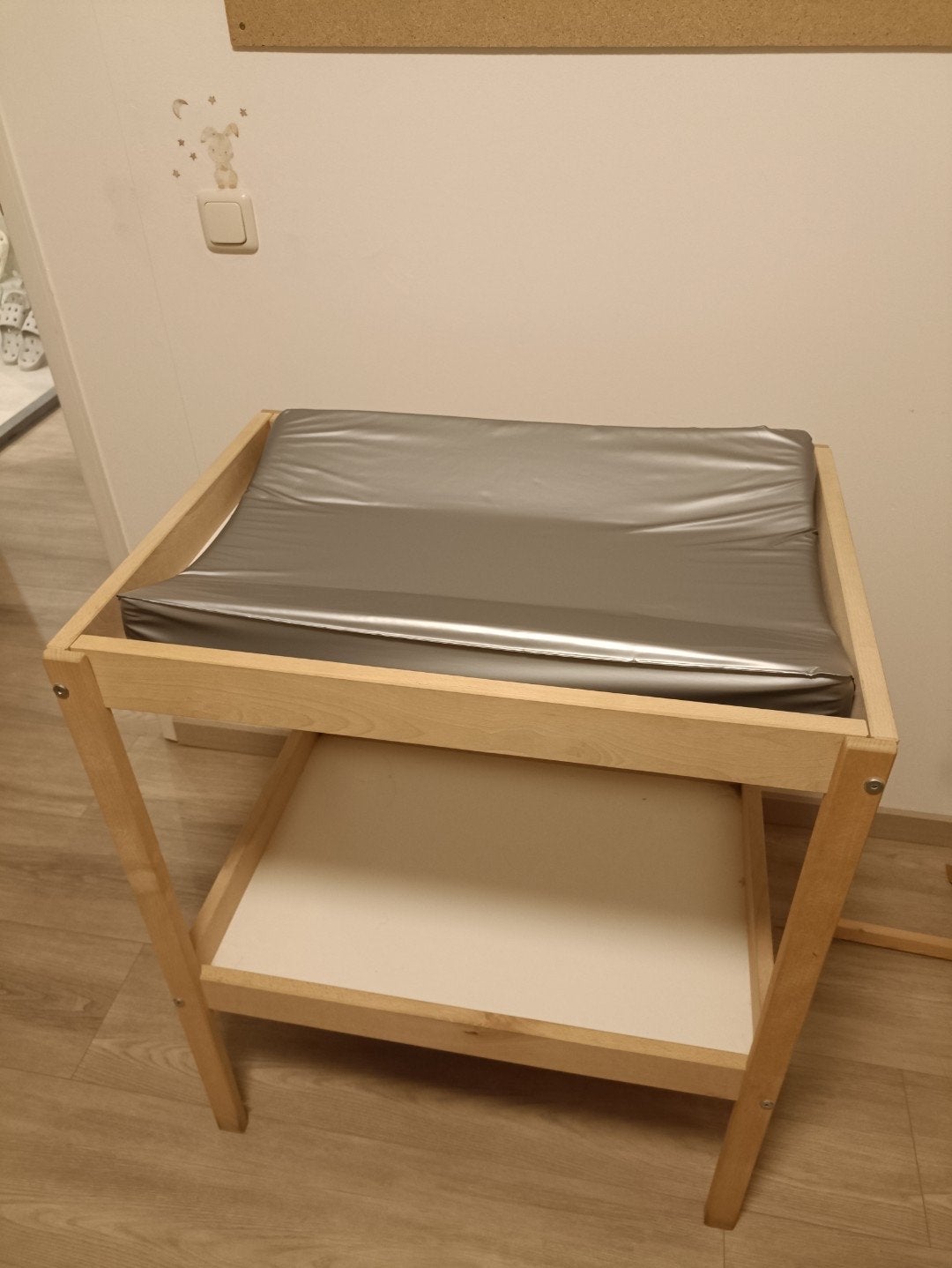 Houten commode met aankleedkussen, Gebruikt, 50 tot 70 cm, Ophalen of Verzenden, 75 tot 100 cm