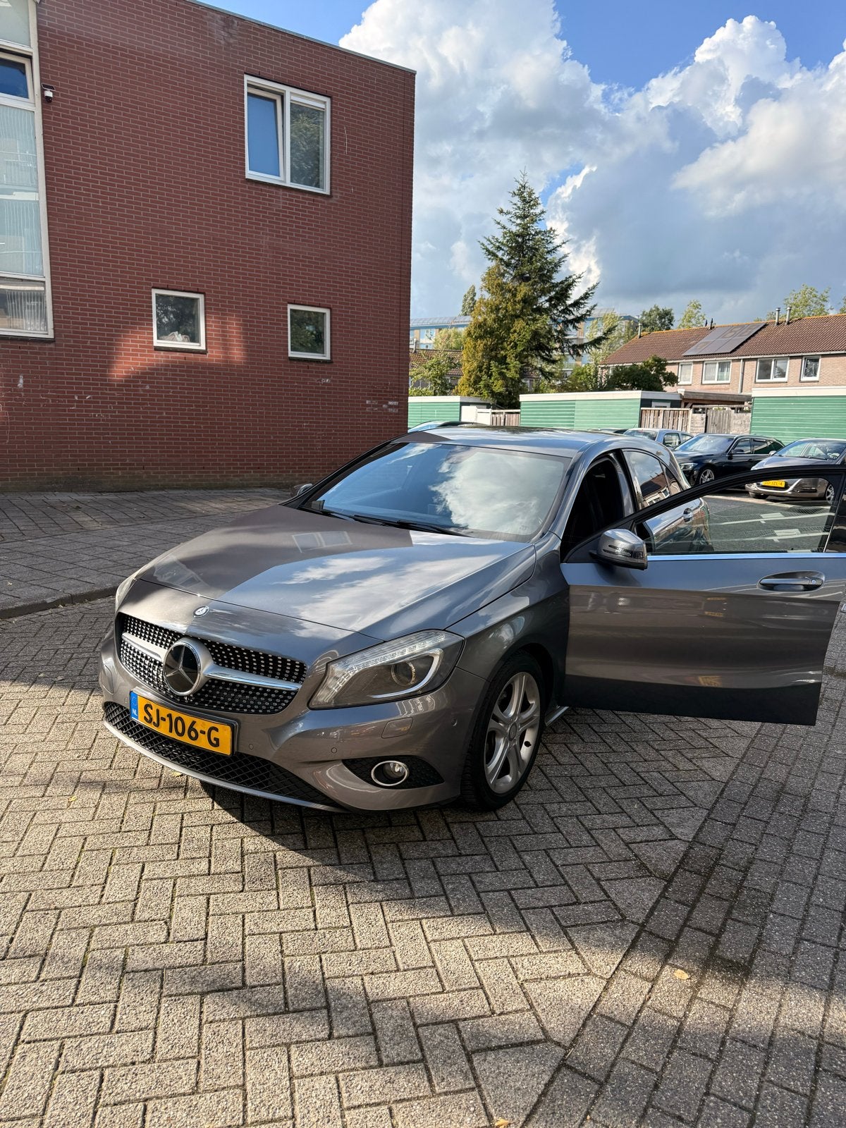 Mercedes-Benz  A180 1.6 Blue Effi. 2013 Grijs Bixenon Leer, Auto's, Mercedes-Benz, Voorwielaandrijving, Zwart, 4 cilinders, Leder en Stof