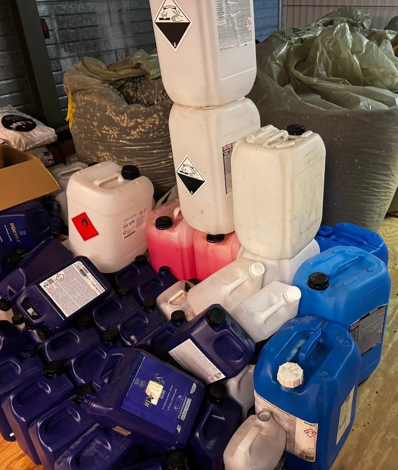 Gratis lege jerrycans en vaten, vooral 25 liter, Ophalen of Verzenden, Minder dan 40 cm, Doos, Minder dan 35 cm