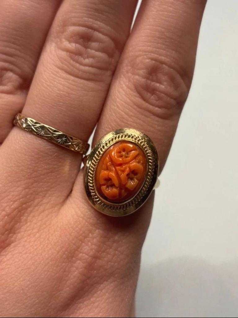 14kt gouden ring met gesneden bloedkoraal, Sieraden, Tassen en Uiterlijk, Ringen, Verzenden, Oranje, Zo goed als nieuw, 17 tot 18