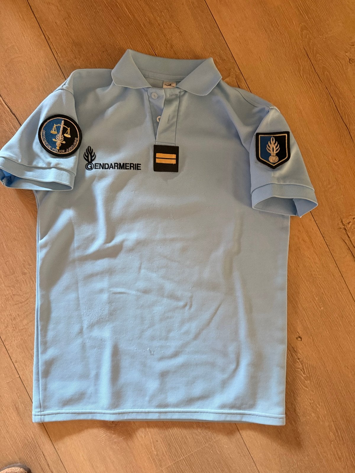 Gendarmerie Poloshirt - Lichtblauw met emblemen, Ophalen of Verzenden, Zo goed als nieuw
